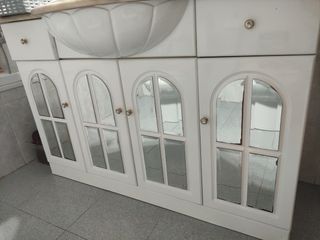 Mueble de baño con lavabo y espejos