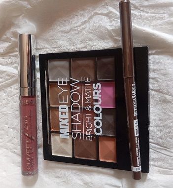 Lote Maquillaje: Sombras , Labial y lápiz de ojos.