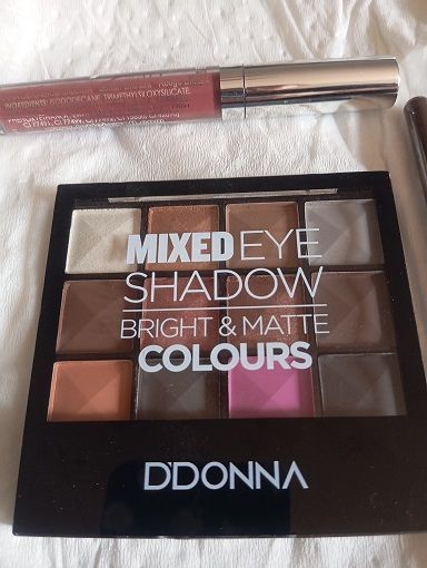 Lote Maquillaje: Sombras , Labial y lápiz de ojos.