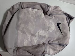 Mochila Nike gris con cierre roto
