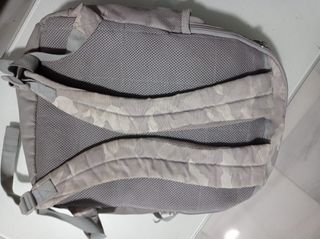 Mochila Nike gris con cierre roto