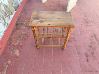 Mesa auxiliar de madera