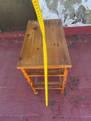 Mesa auxiliar de madera