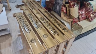 Muebles de madera con diseño dorado y negro