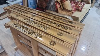 Muebles de madera con diseño dorado y negro