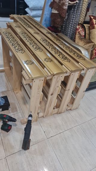 Muebles de madera con diseño dorado y negro