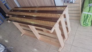 Muebles de madera con diseño dorado y negro