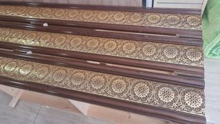 Muebles de madera con diseño dorado y negro