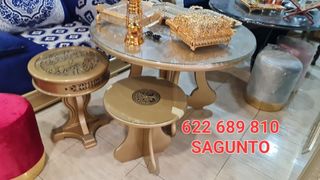 Muebles de madera con diseño dorado y negro