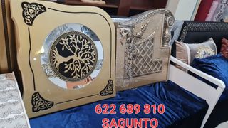 Muebles de madera con diseño dorado y negro