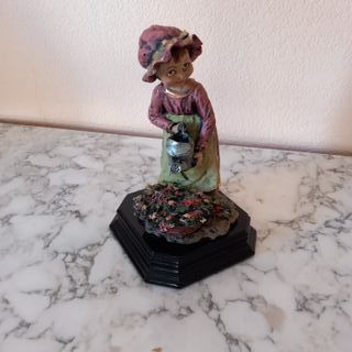 Figura de porcelana multicolor