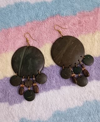 Pendientes redondos de madera y abalorios