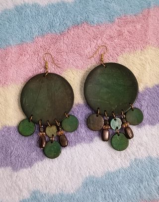 Pendientes redondos de madera y abalorios