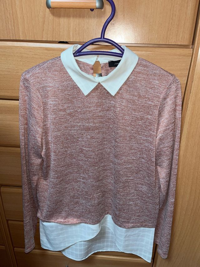 Jersey rosa con cuello blanco