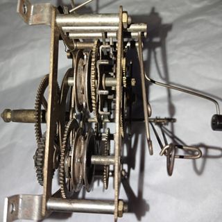 Macchinari antichi per orologi a cucù