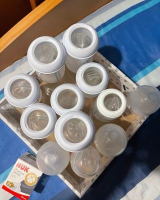 Caja con Biberones, 2 tetinas y 4 bolsas de estere