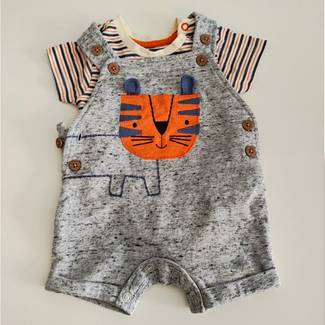 Conjunto de bebé body y peto. Talla 62