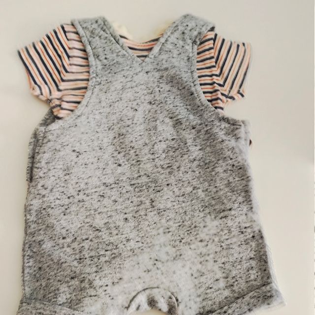 Conjunto de bebé body y peto. Talla 62