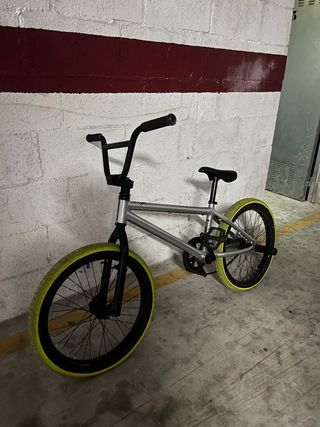 Bicicleta BMX plateada