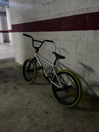 Bicicleta BMX plateada