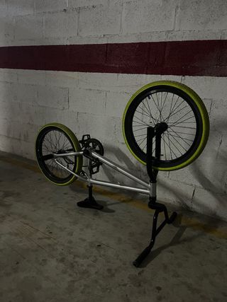 Bicicleta BMX plateada