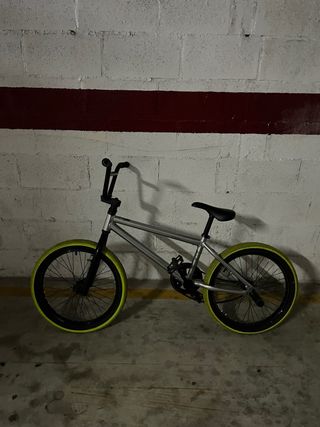 Bicicleta BMX plateada