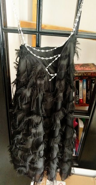 Vestito nero con piume