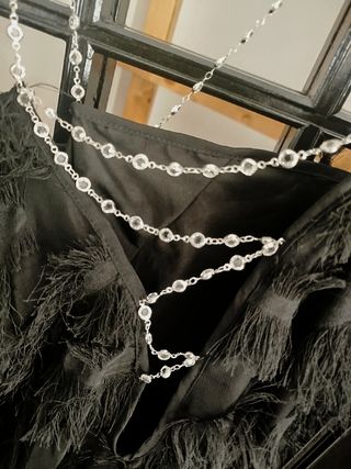 Vestito nero con piume