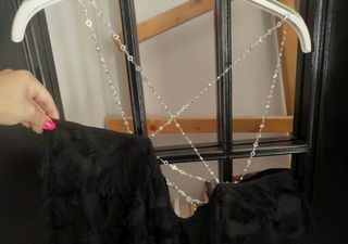 Vestito nero con piume