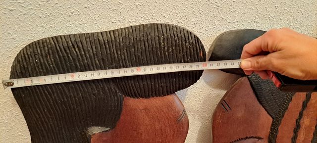 Figuras, elegantes rostros de madera.