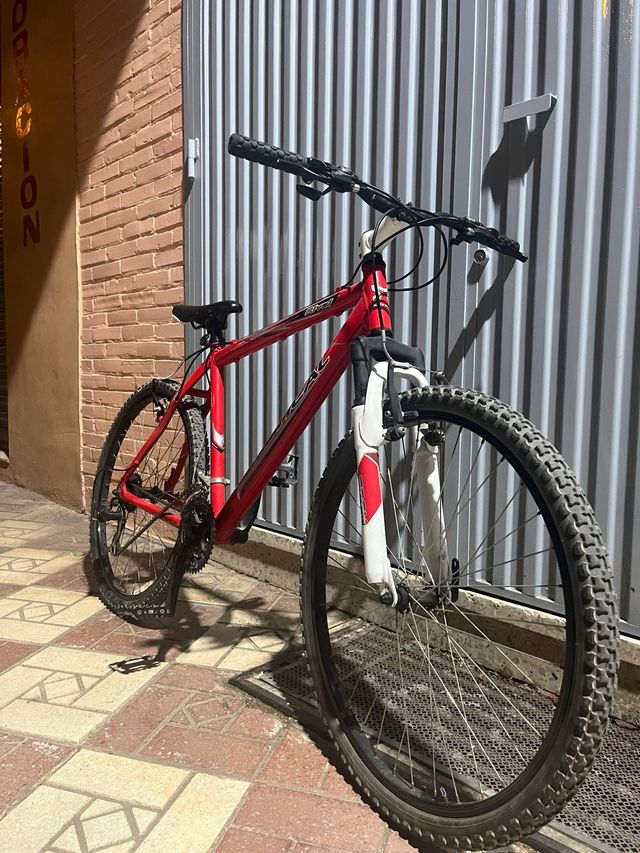 Bicicleta  ￼roja