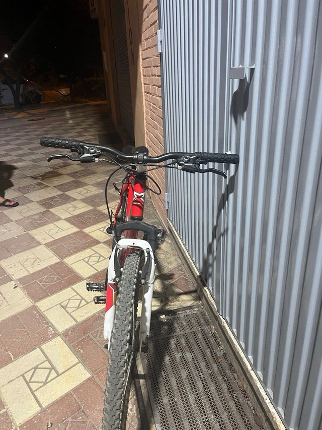Bicicleta  ￼roja