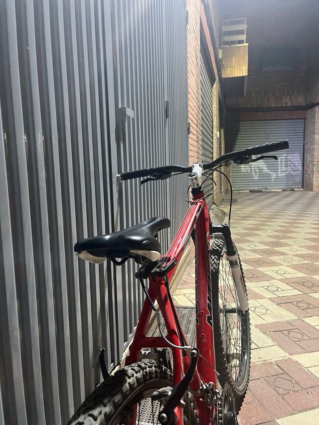 Bicicleta  ￼roja