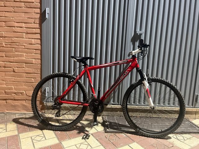 Bicicleta  ￼roja