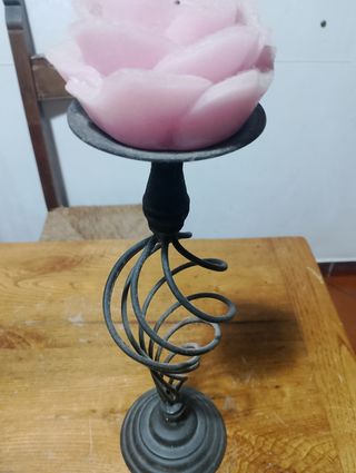 Candelabro nero con candela rosa