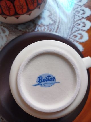 Juego de café y jarras de cerveza sin usar