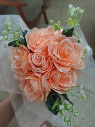 Flores de satén artesanales color coral