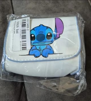 Cartera monedero de piel de Stitch de Disney.