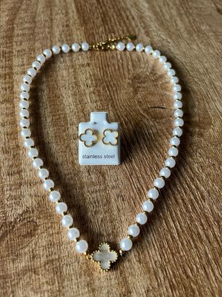 Conjunto collar y pendientes trébol.