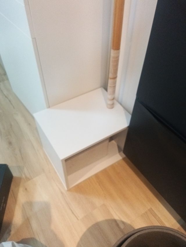 Perchero de madera con mueble blanco