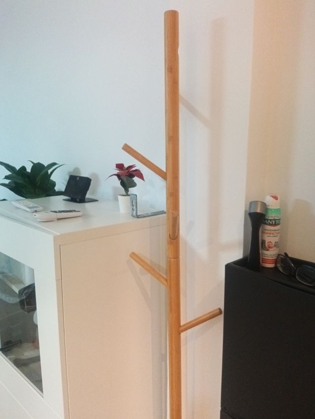 Perchero de madera con mueble blanco