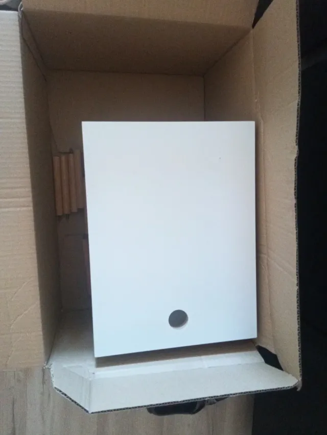 Perchero de madera con mueble blanco