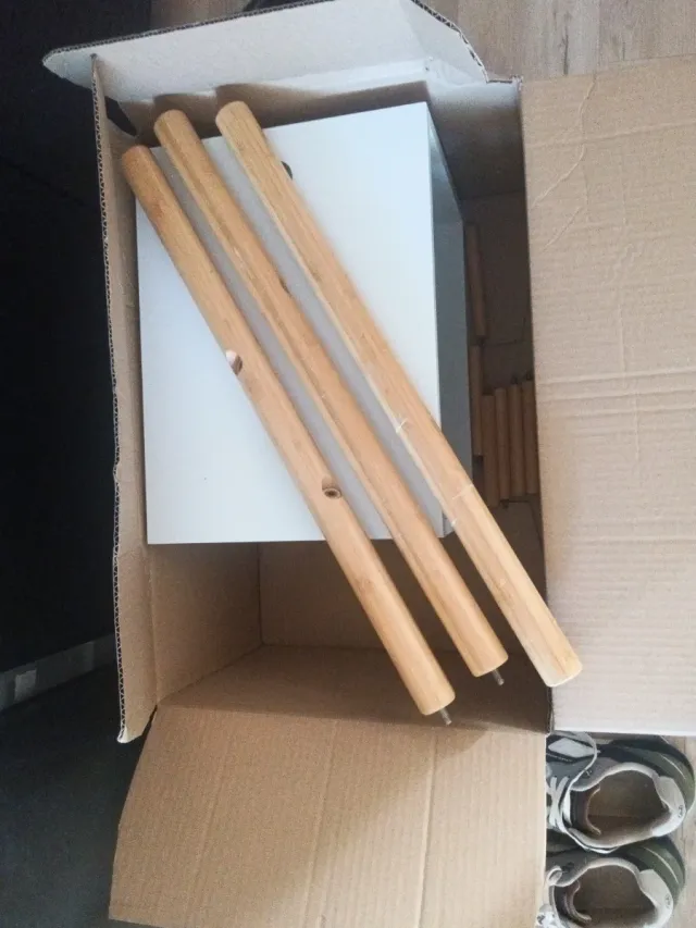 Perchero de madera con mueble blanco