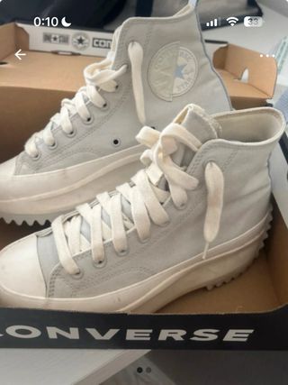 Converse grises y blancas