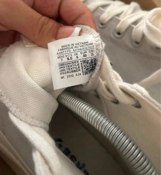 Converse grises y blancas