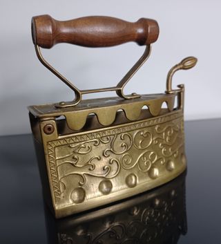 Antigua Plancha de Carbón Francesa  Latón dorado