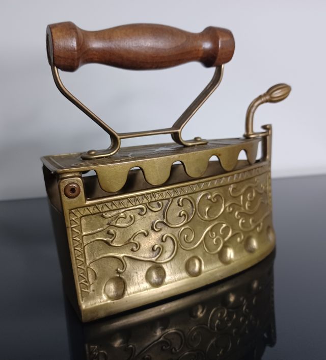 Antigua Plancha de Carbón Francesa Latón dorado