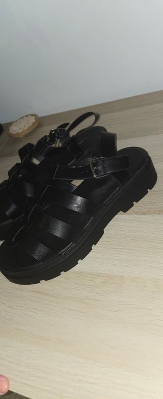 Sandalias de plataforma negras marca YOURS (UK).