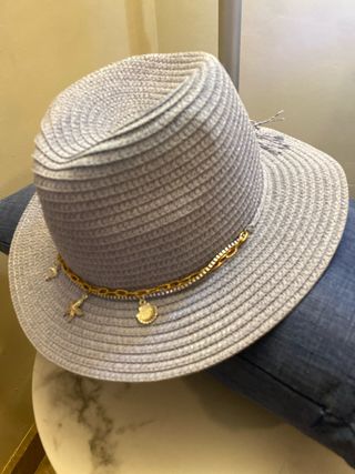 Sombrero de playa azul con cadena dorada