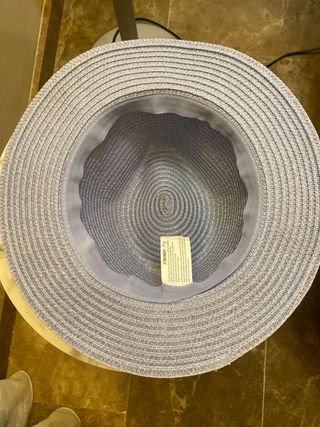 Sombrero de playa azul con cadena dorada